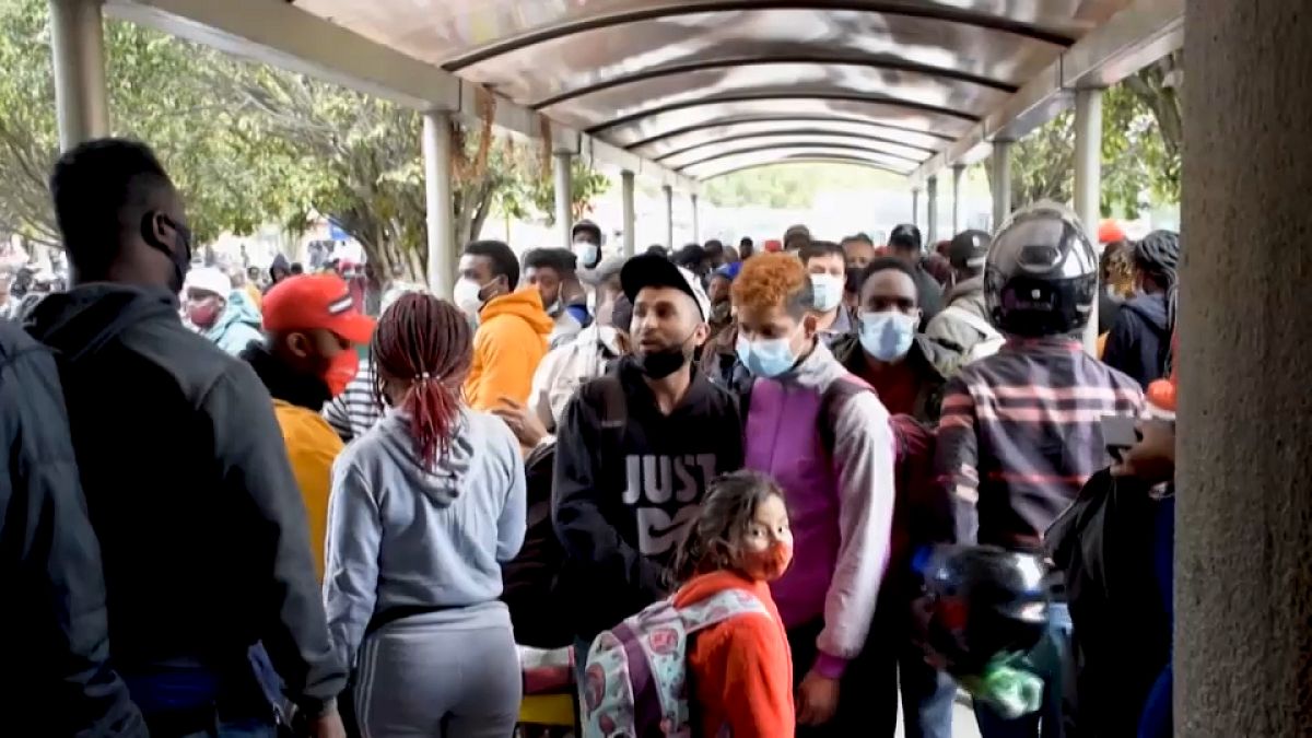 Grupo de personas migrantes bloqueadas en la estación de buses de Pasto, Nariño, Colombia.