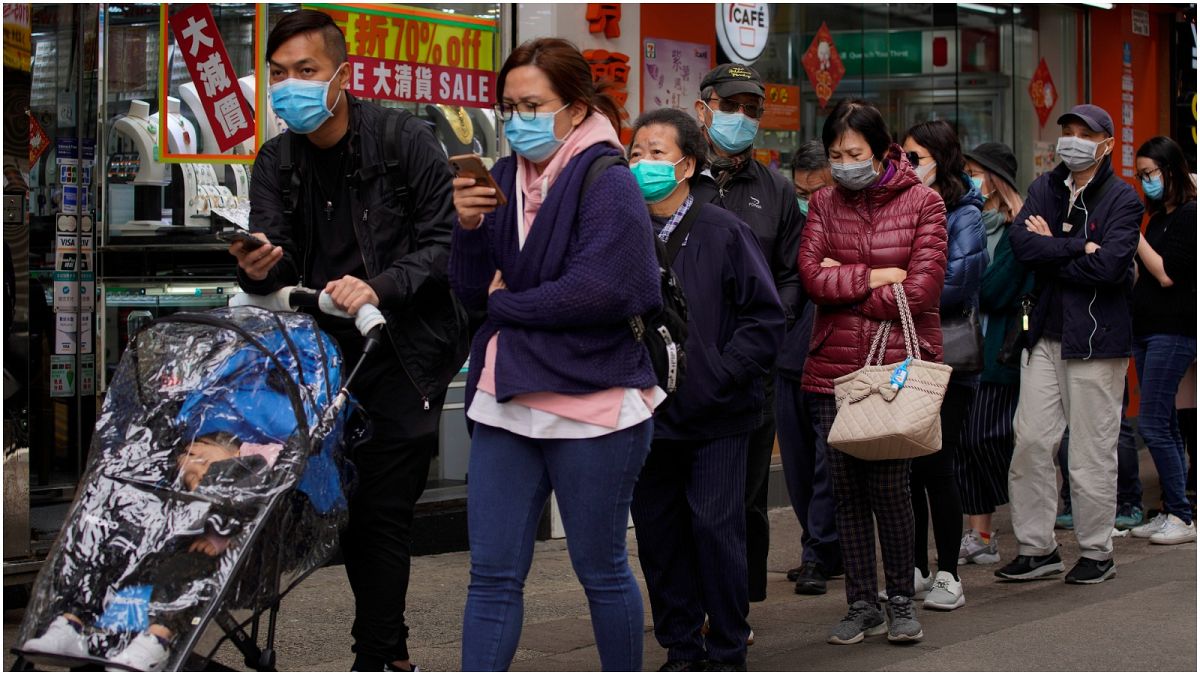 مواطنون في هونغ كونغ يصطفّون في طابور للحصول مجاناً على كمامات وجه للحماية من فيروس كورونا