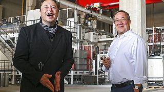 Elon Musk und Armin Laschet in der Tesla Gigafabrik in Grünheide bei Berlin