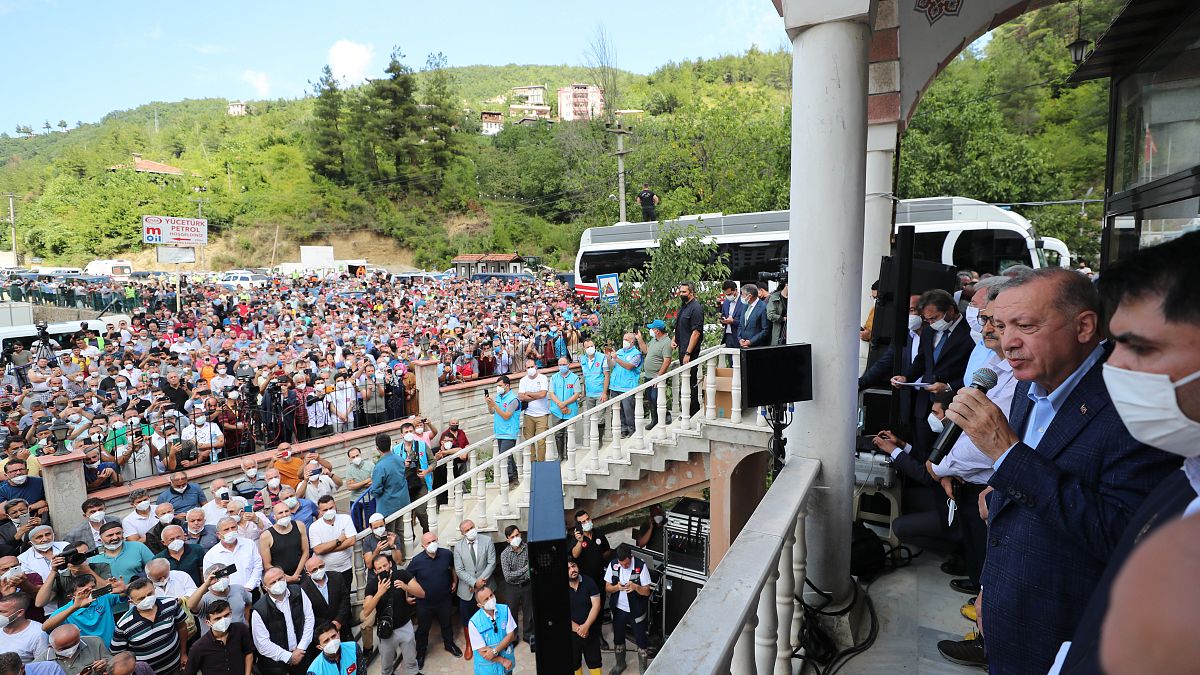 Erdoğan, Kastamonu'nun Bozkurt ilçesindeki Yeni Camii önünde vatandaşlara hitap etti.