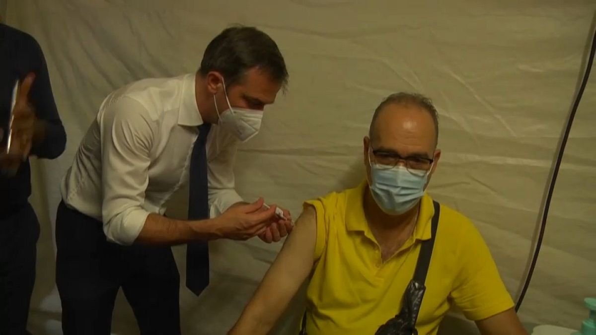 Olivier Véran injecte une dose pour inciter la population à se faire vacciner 