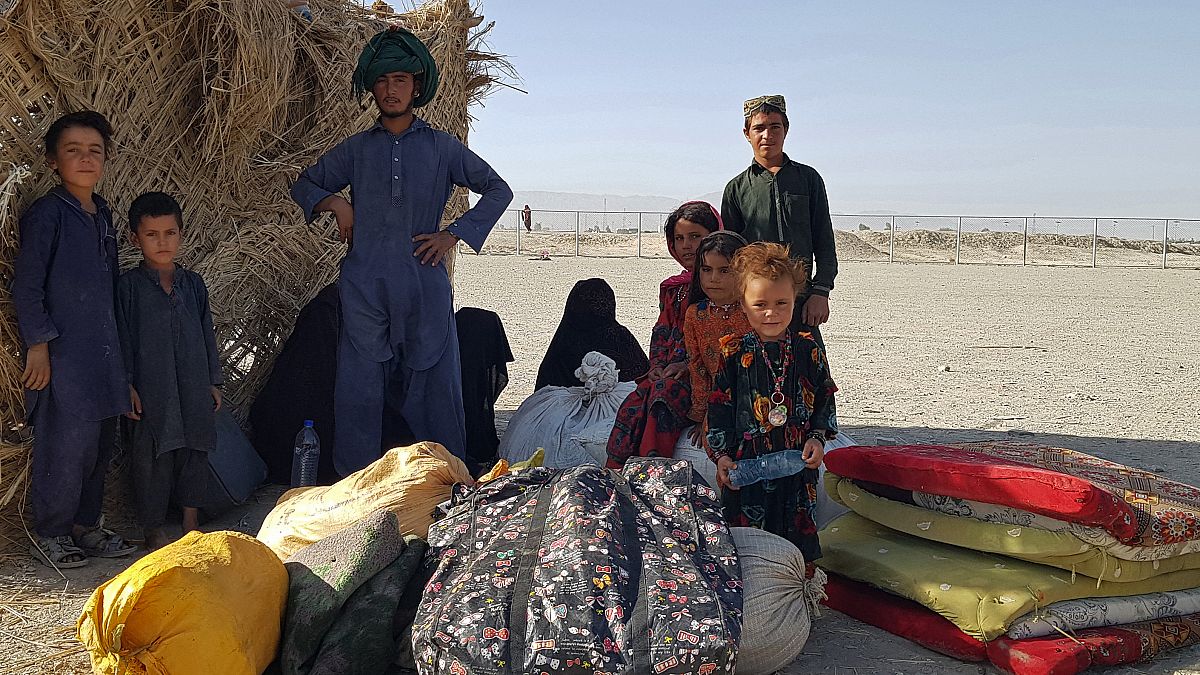 Афганская семья на границе с Пакистаном
