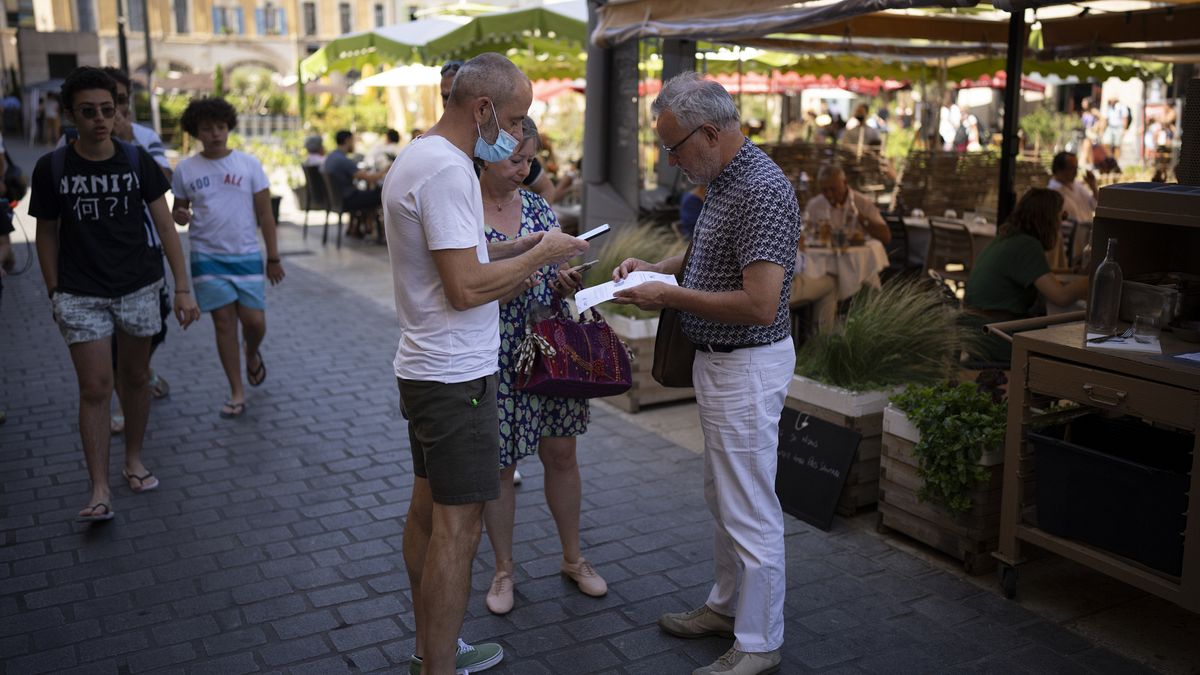  un ristoratore scansiona un pass sanitario a Marsiglia, nel sud della Francia, lunedì 9 agosto 2021