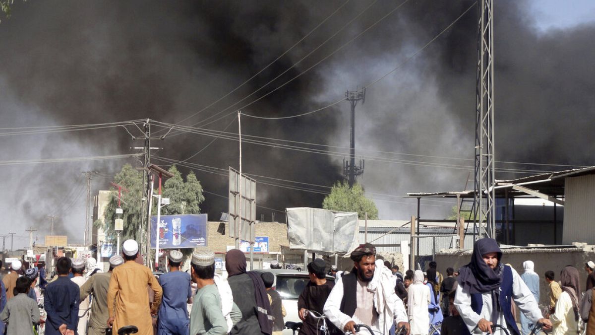 الدخان يتصاعد بعد قتال بين طالبان ورجال الأمن الأفغان في مدينة قندهار، جنوب غرب كابول، أفغانستان ، الخميس 12  آب / أغسطس 2021