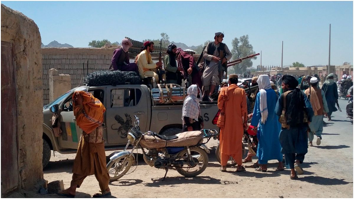 مقاتلو طالبان يقومون بدورية  داخل مدينة فراه عاصمة إقليم فراه جنوب غرب أفغانستان 