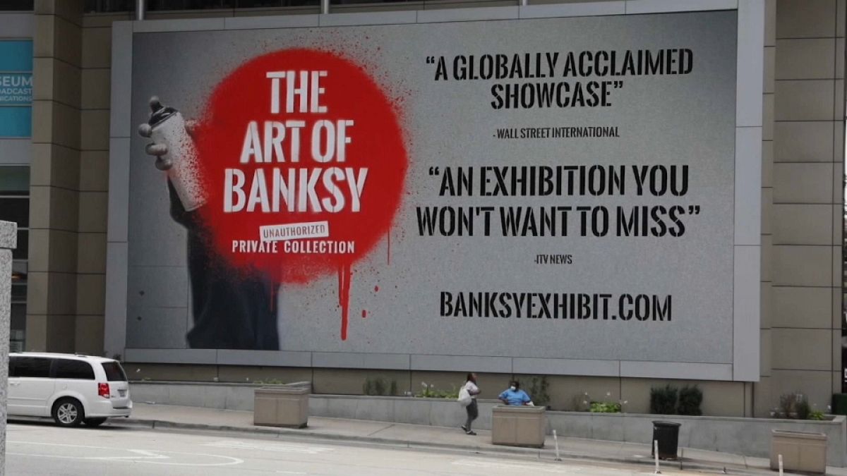 Il cartellone che pubblicizza la mostra di Banksy a Chicago. 