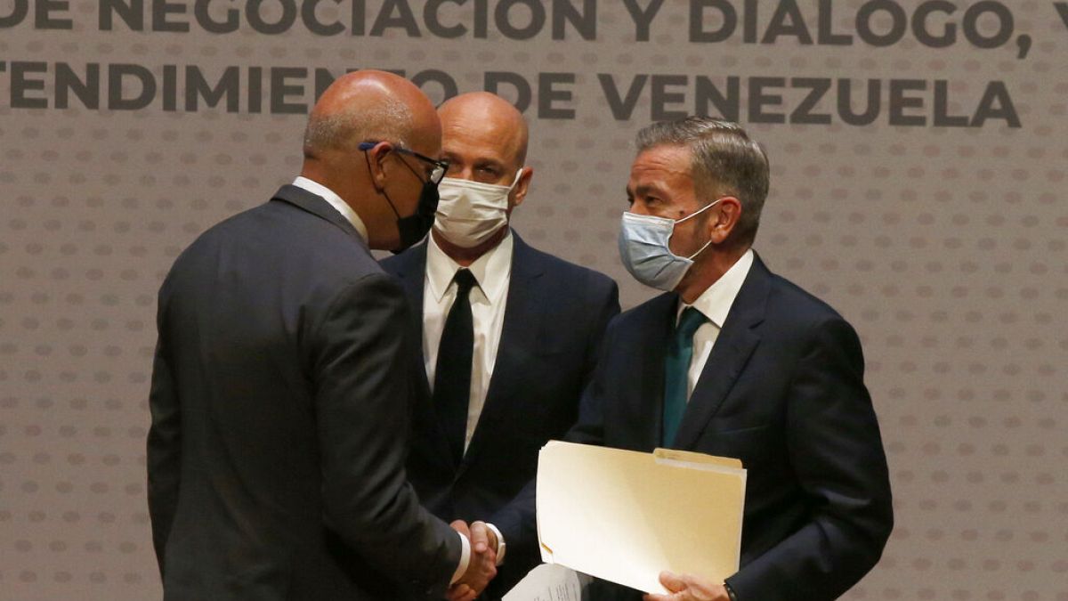 Jorge Rodríguez y Gerardo Blyde se dan la mano en México