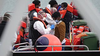 إنزال أشخاص يعتقد أنهم مهاجرين عبروا من فرنسا بعد أن التقطتهم سفينة تابعة لقوات الحدود البريطانية في القنال في دوفر، جنوب شرق إنجلترا، الجمعة 13 أغسطس ، 2021.