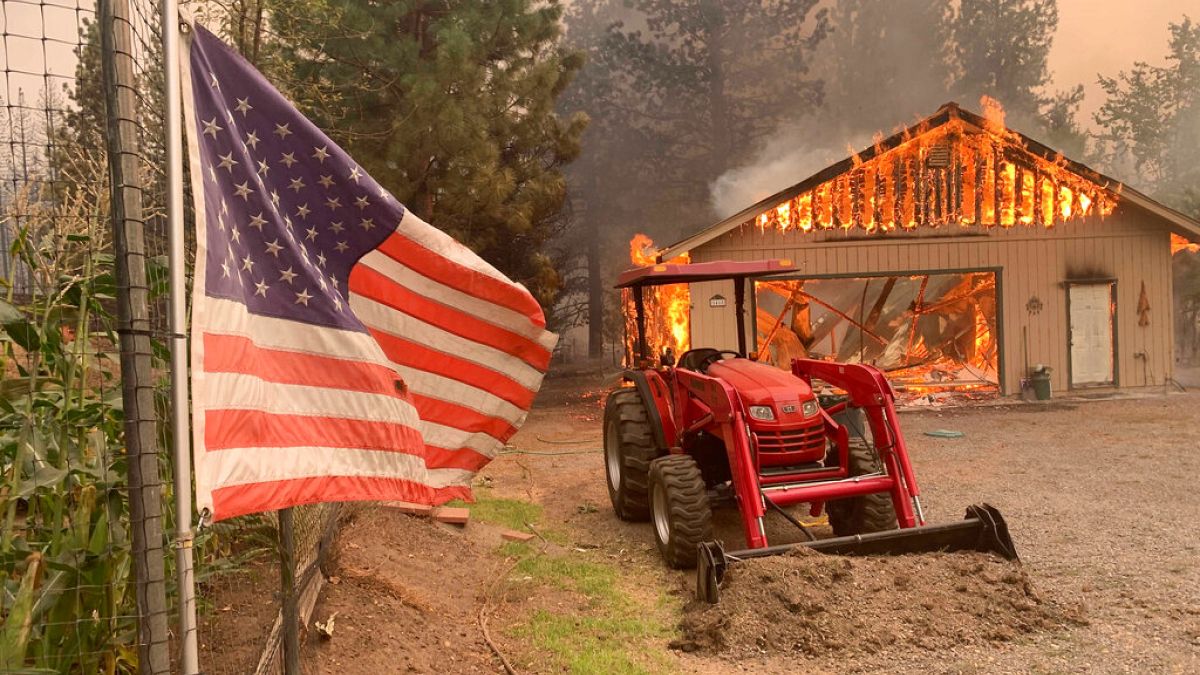 El incendio Dixie quema una vivienda en Taylorsville, California 