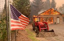 Una casa in fiamme a Taylorsville, nella California del Nord.