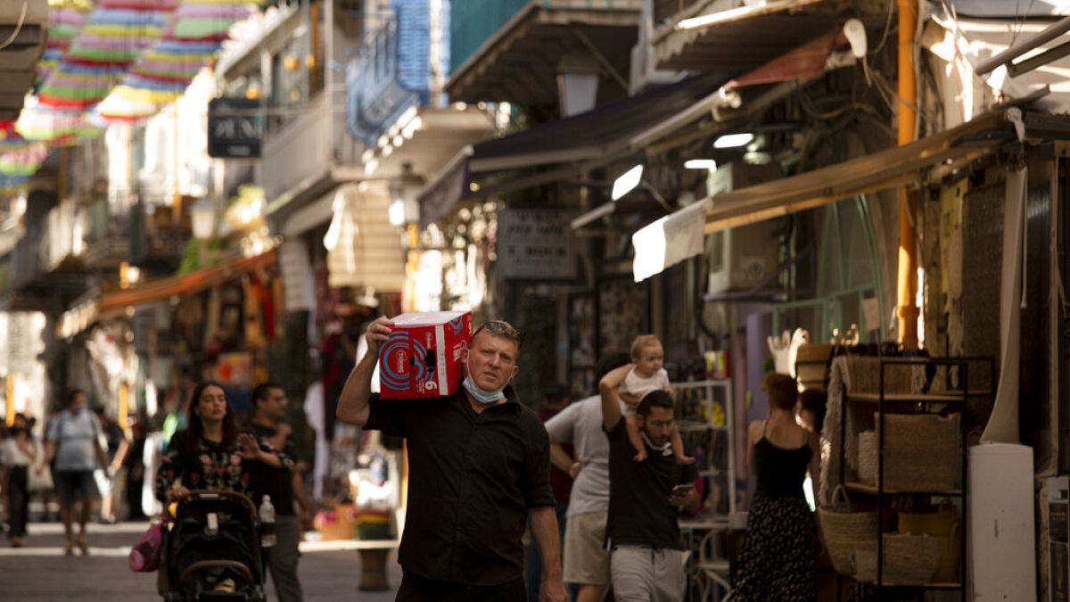 Straßenszene in Jerusalem am gestrigen Freitag. Nicht alle Menschen tragen Masken