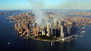 استمرار تصاعد الدخان من مركز التجارة العالمي المدمر في مانهاتن، بعد هجمات 11 سبتمبر 2001 ، التقطت الصورة في 15  سبتمبر 2001