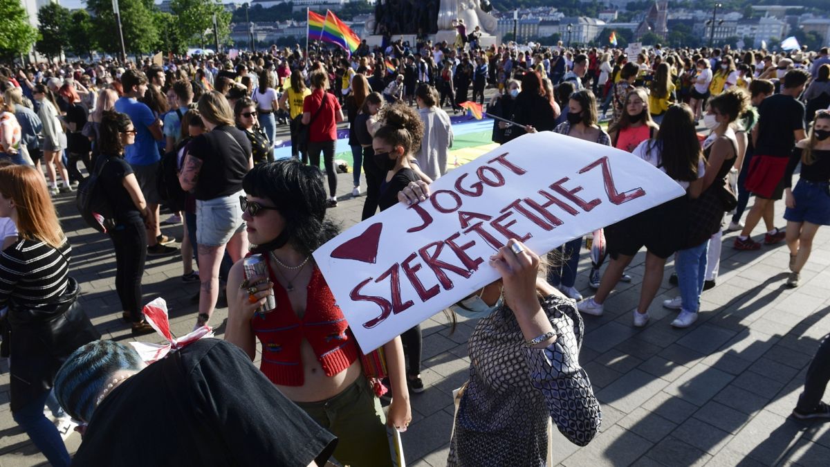 Júniusi tüntetés a homofób "pedofilellenes" törvány ellen Budapesten