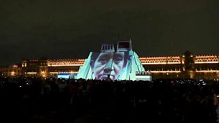 Der illuminierte Tempel-Nachbau auf dem Zócalo-Platz in Mexiko-Stadt