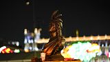 La statua di Cuauhtemoc nelle luci dello Zocalo.