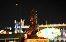 La statua di Cuauhtemoc nelle luci dello Zocalo. 