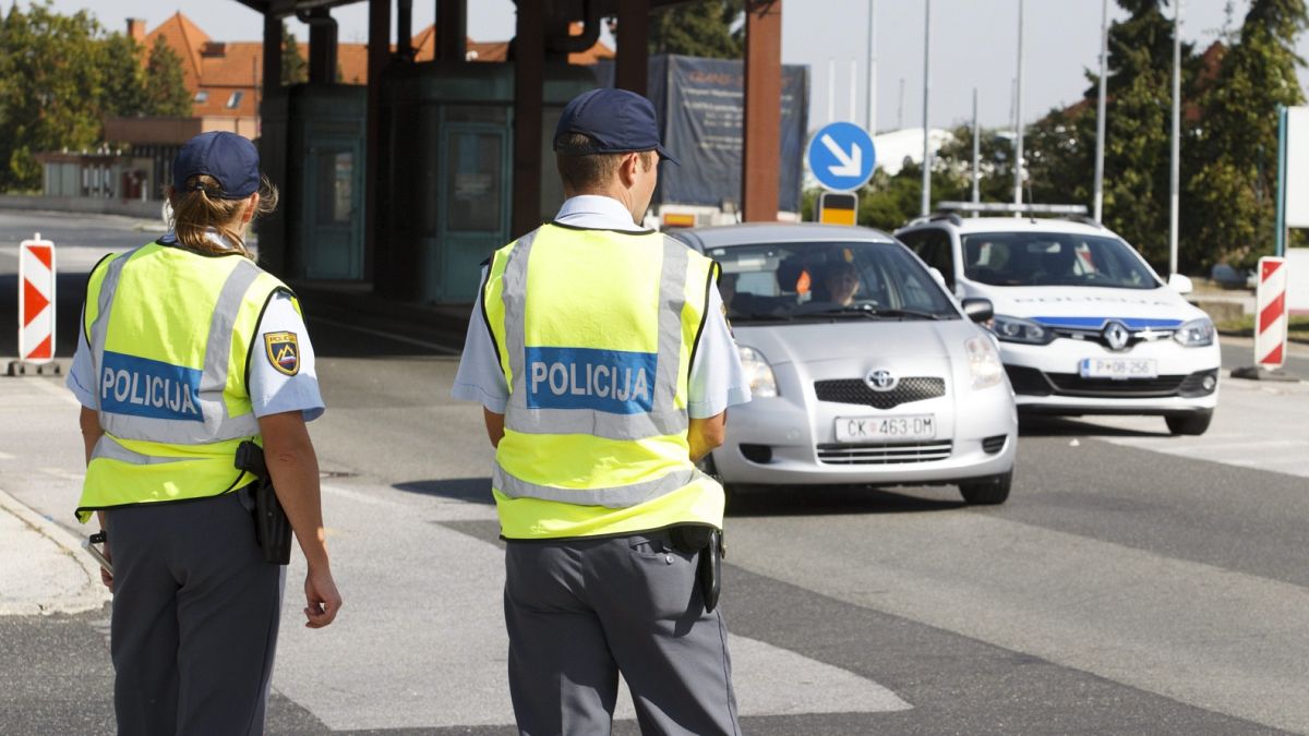 Szlovén rendőrök a Rédics-Lendva határállomás szlovén oldalán (archív fotó)