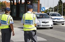 Szlovén rendőrök a Rédics-Lendva határállomás szlovén oldalán (archív fotó)