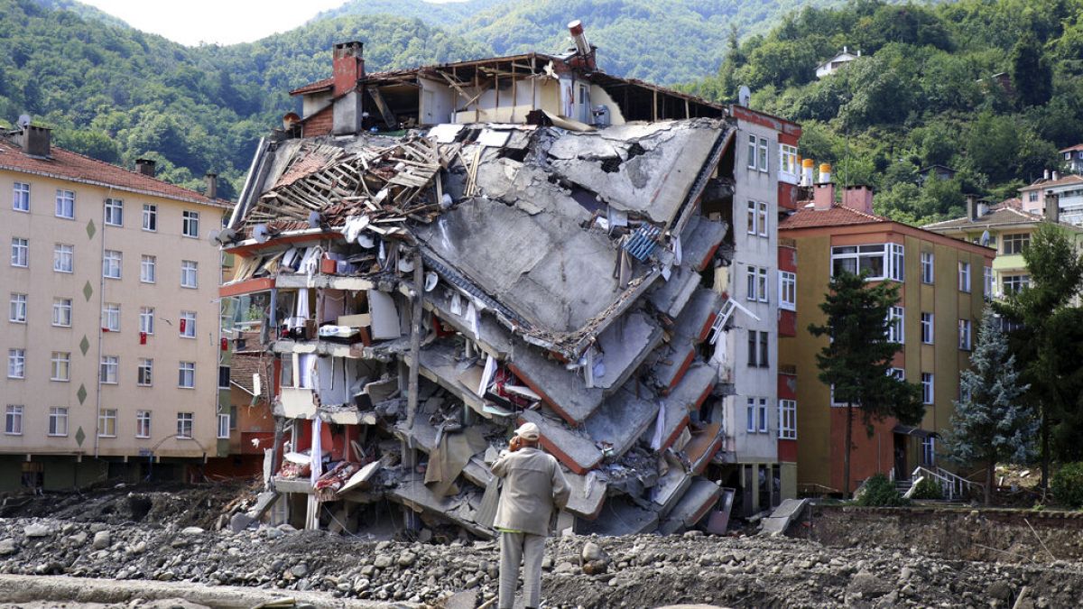 Zerstörtes Gebäude in der Stadt Bozkurt in der Provinz Kastamonu, Türkei