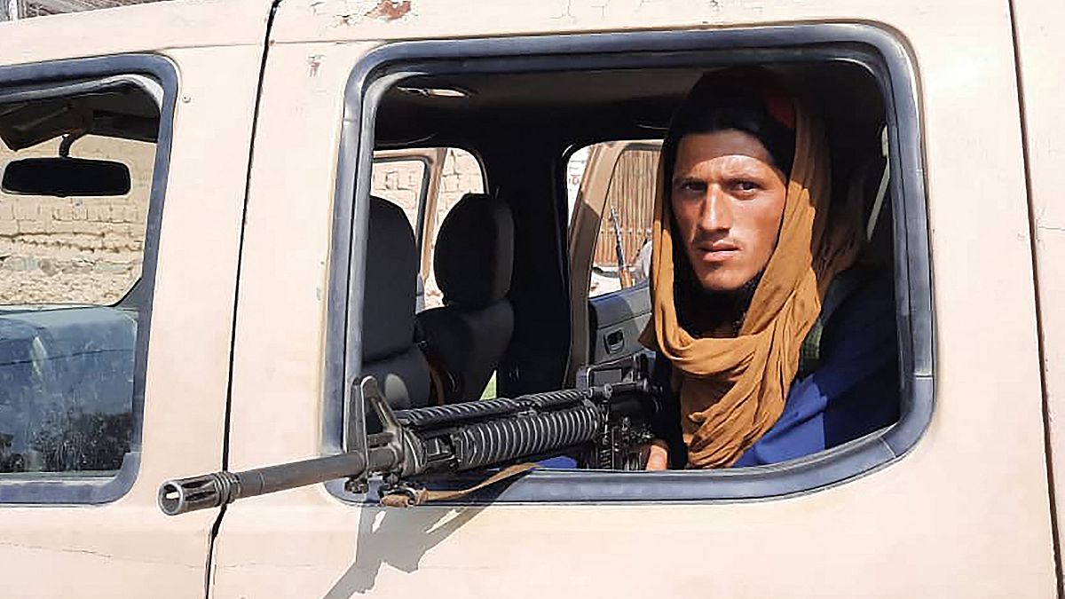 Ein Talibankämpfer in einem Auto der afghanischen Armee