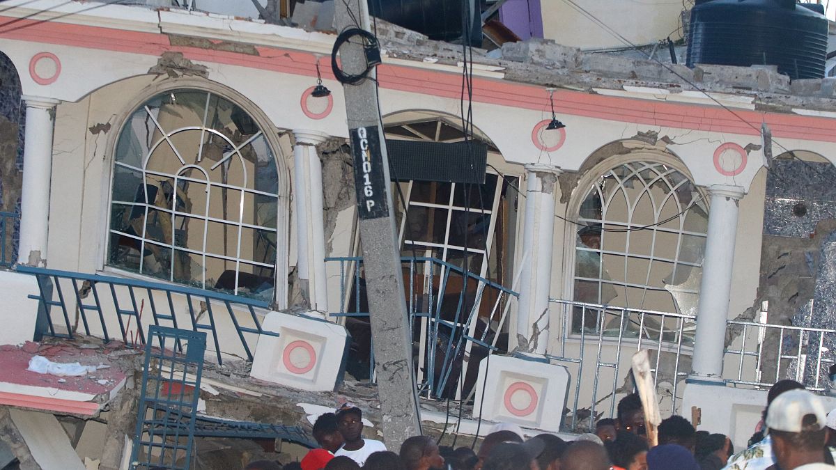 Mais de 300 mortos no sismo no Haiti