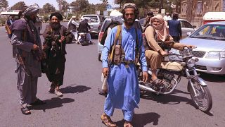 مقاتلو طالبان يقومون بدوريات في شوارع هرات في 14 أغسطس 2021.