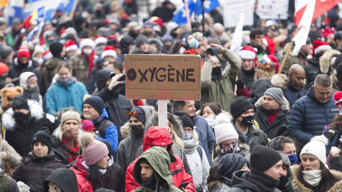   مظاهرة في مونتريال احتجاجاً على الإجراءات التي نفذتها حكومة كيبيك للمساعدة في وقف انتشار فيروس كورونا - 20 ديسمبر 2020