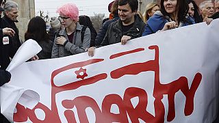  مجموعة تحمل لافتة تضامن بينما تجمع مئات البولنديين للتعبيرعن تضامنهم مع اليهود الذين لقوا حتفهم في الهولوكوست، أو طردوا من بولندا، وارسو، 11 مارس 2018