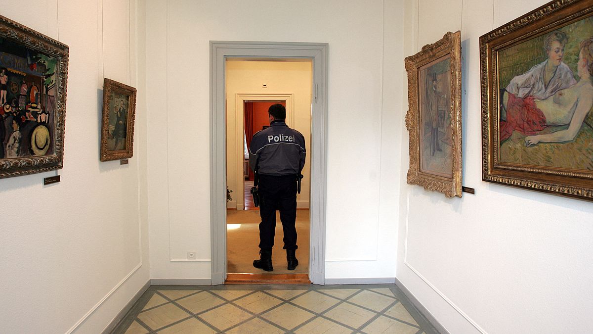 ضابط شرطة يقف في متحف مؤسسة بوهرلي في زيورخ - 12 فبراير 2008
