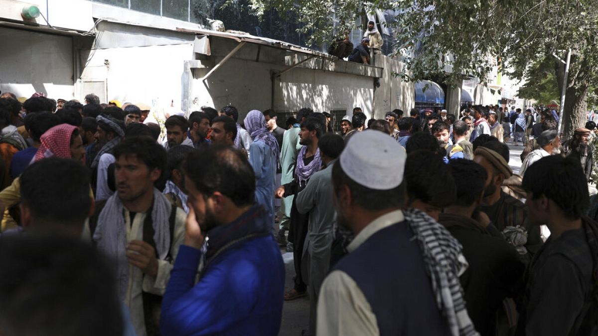 Afganos se agolpan ante los bancos de Kabul para tratar de retirar sus ahorros en los cajeros automáticos