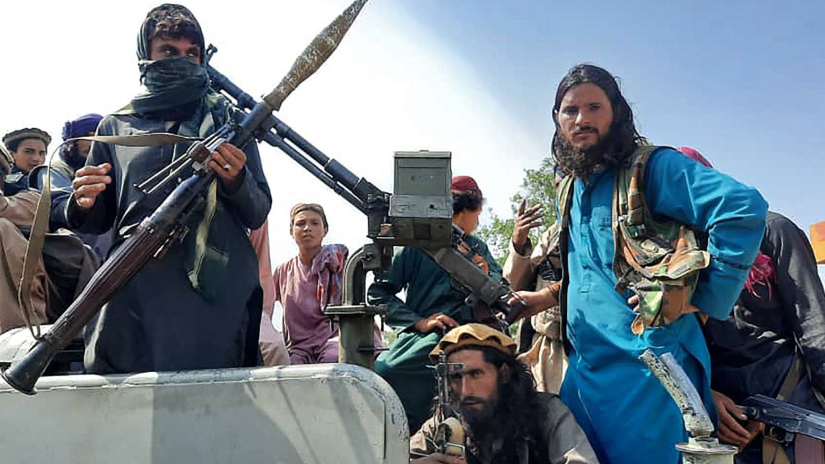 Talibãs em Cabul para a passagem de poder