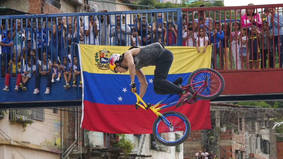 Daniel Dhers durante su exhibición de BMX Freestyle en la Cota 905 de Caracas