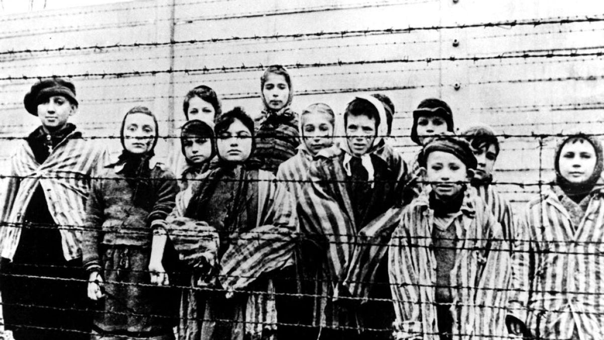 Sobreviventes de Auschwitz aquando da libertação em 1945