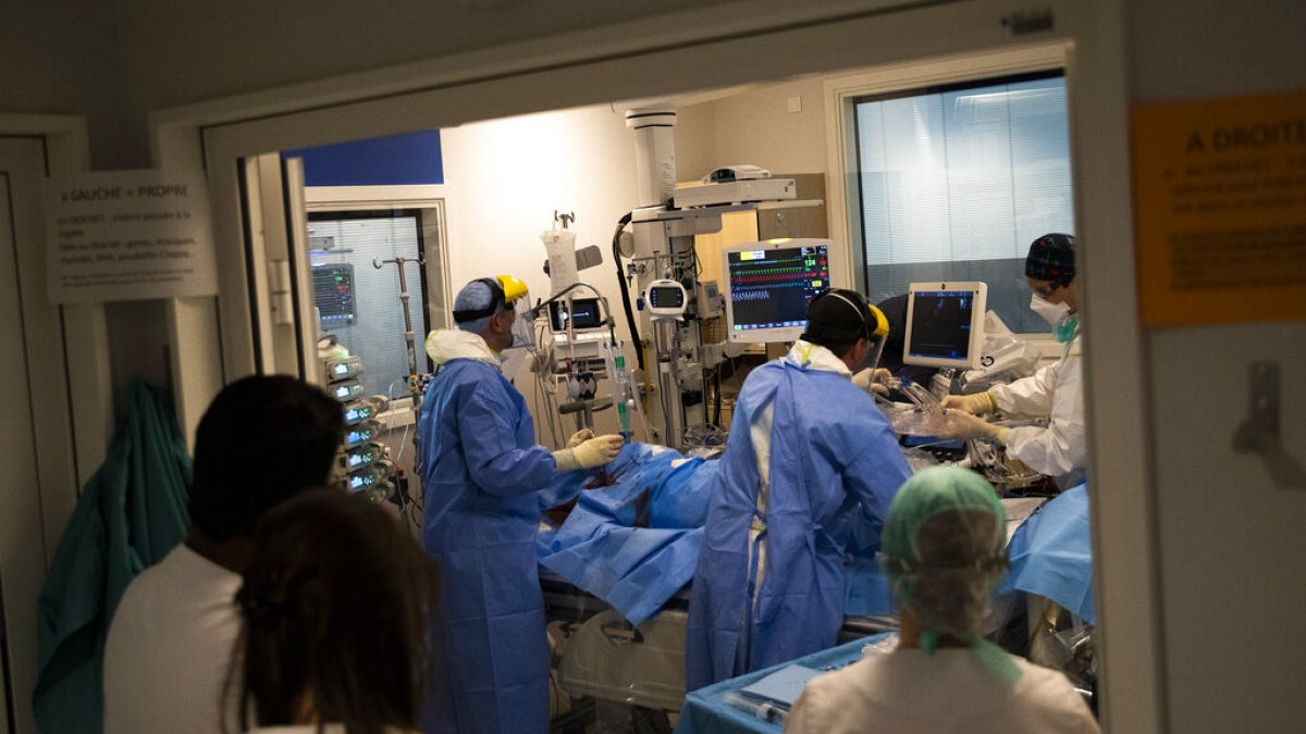  جناح العناية المركزة لمرضى كوفيد  في مستشفى SRH Waldklinikum، ألمانيا - 15 أبريل 2021.