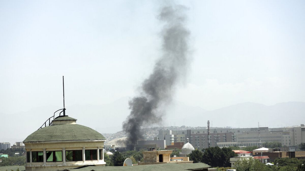 تصاعد الدخان بجوار السفارة الأمريكية في كابول، أفغانستان، الأحد 15 آب / أغسطس 2021