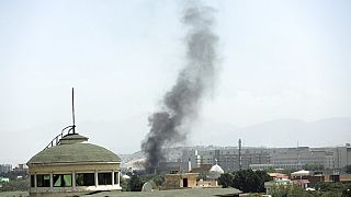 تصاعد الدخان بجوار السفارة الأمريكية في كابول، أفغانستان، الأحد 15 آب / أغسطس 2021