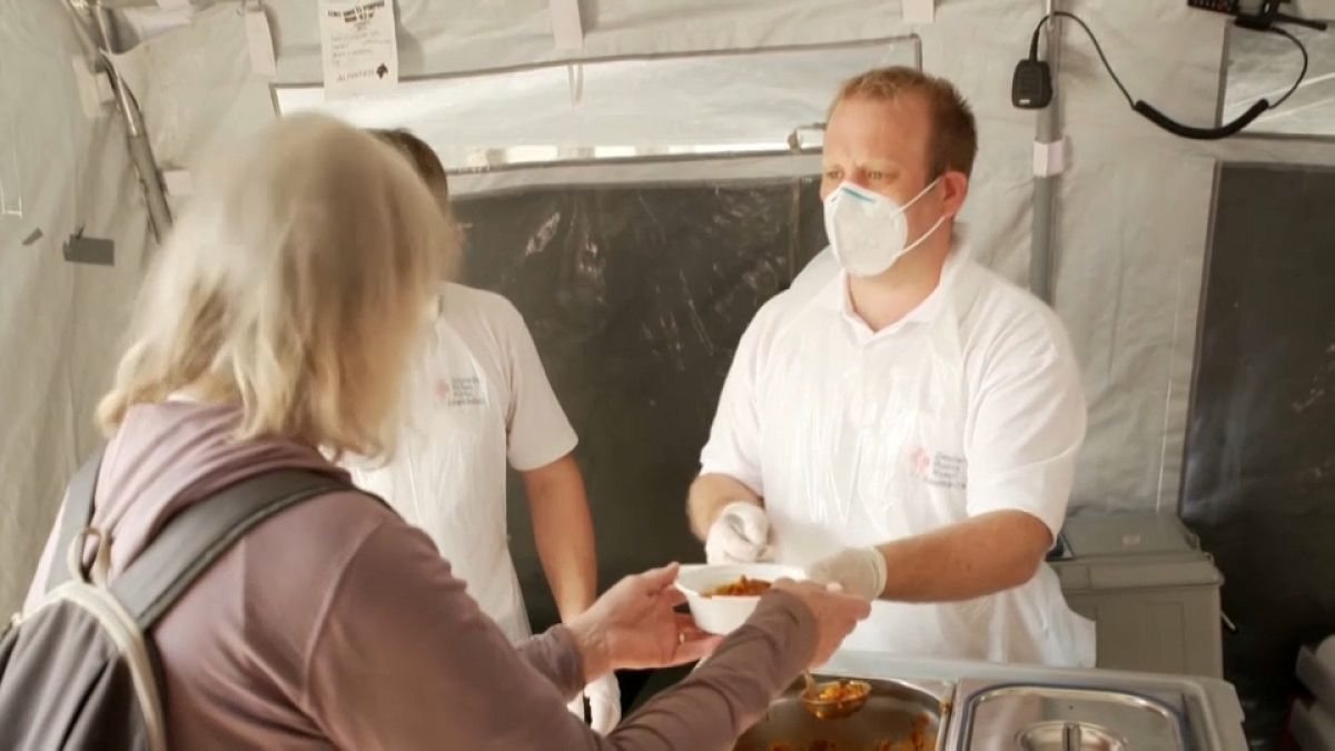 Feldküchen des Rotes Kreuzes versorgen die Flutopfer im Ahrtal mit Mahlzeiten