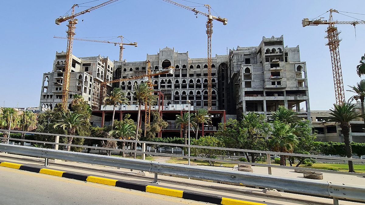 فندق غير مكتمل بعد توقف تشيده عام 2011 في العاصمة الليبية طرابلس - 13 آب / أغسطس 2021