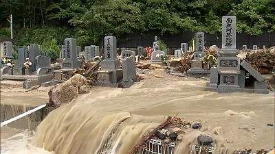 شاهد: الأمطار الغزيرة تتسبب في حدوث فيضانات وانهيارات طينية في اليابان