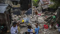 Eine Familie in Les Cayes frühstückt vor ihrem zerstörten Heim