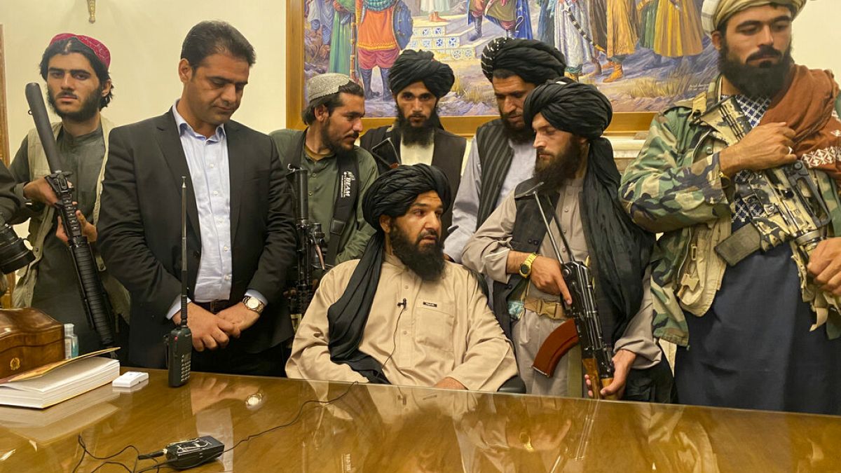 Talibãs no Palácio Presidencial de Cabul