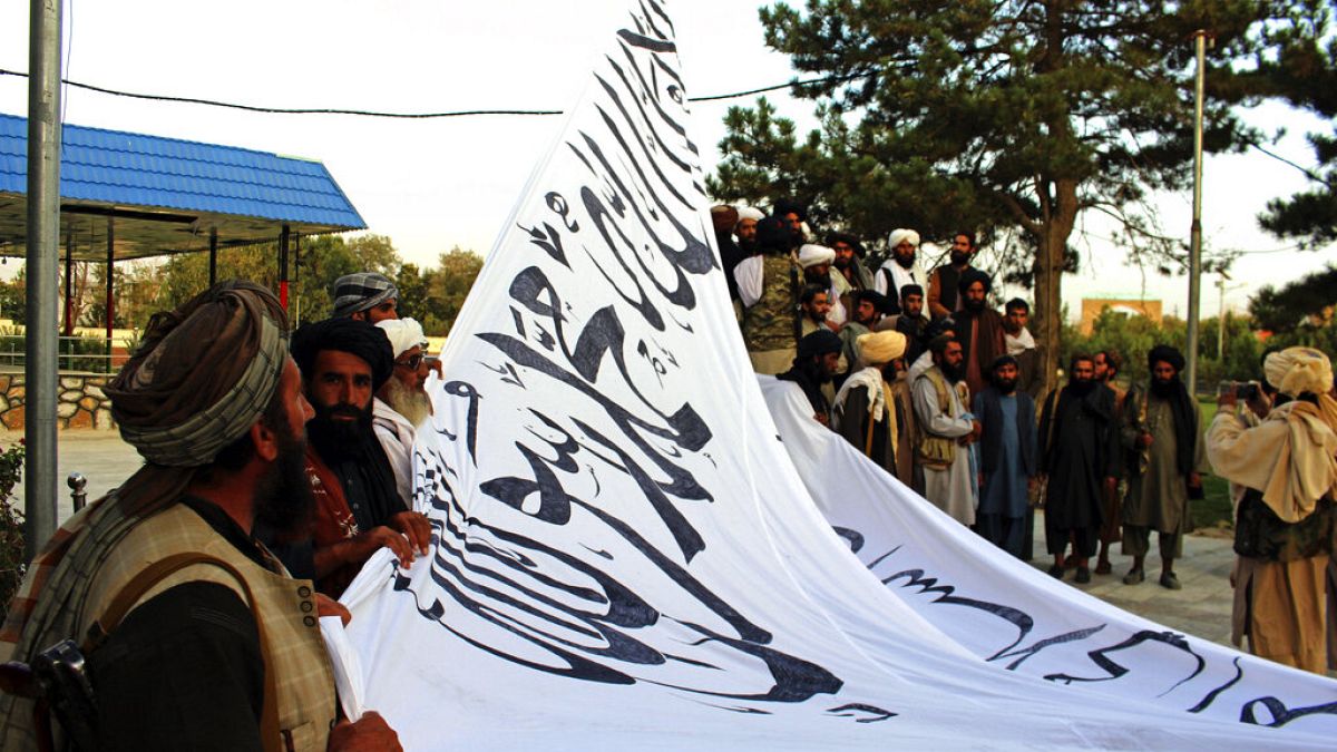 Taliban ziehen in Ghazni ihre Fahne auf
