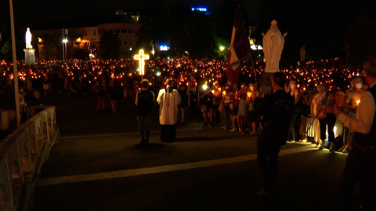 حضور بیش از ۹ هزار نفر در مراسم مذهبی «شب مشعل» در منطقه لورد فرانسه