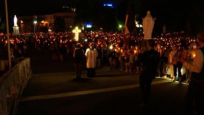  Lourdes : plus de 9 000 pèlerins participent à la procession aux flambeaux