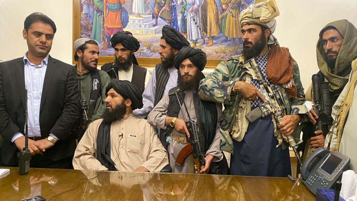 Taliban-Anführer im Präsidentenpalast in Kabul in Afghanistan