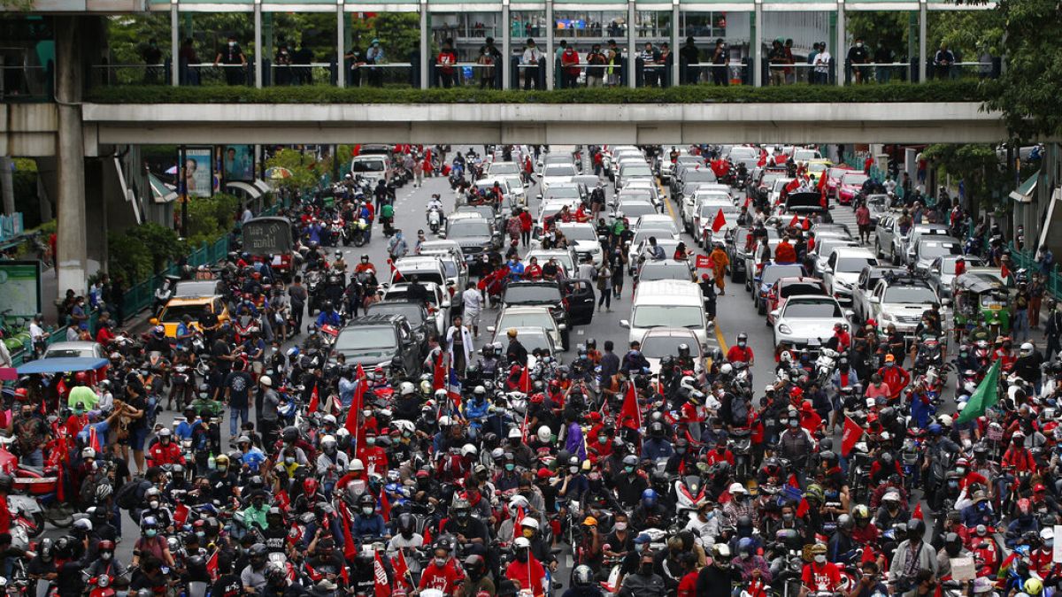 Una grande marcia di auto, moto e altri veicoli ha paralizzato le strade di Bangkok. 