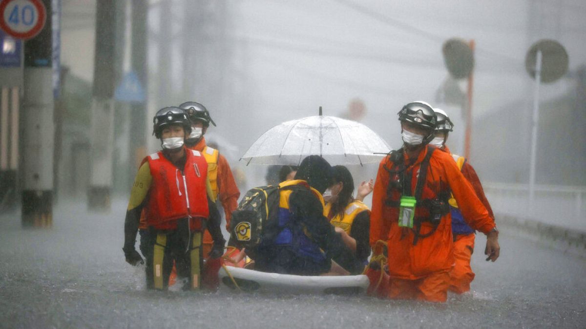 Rettungsaktion am Samstag in Kurume im Westen Japans