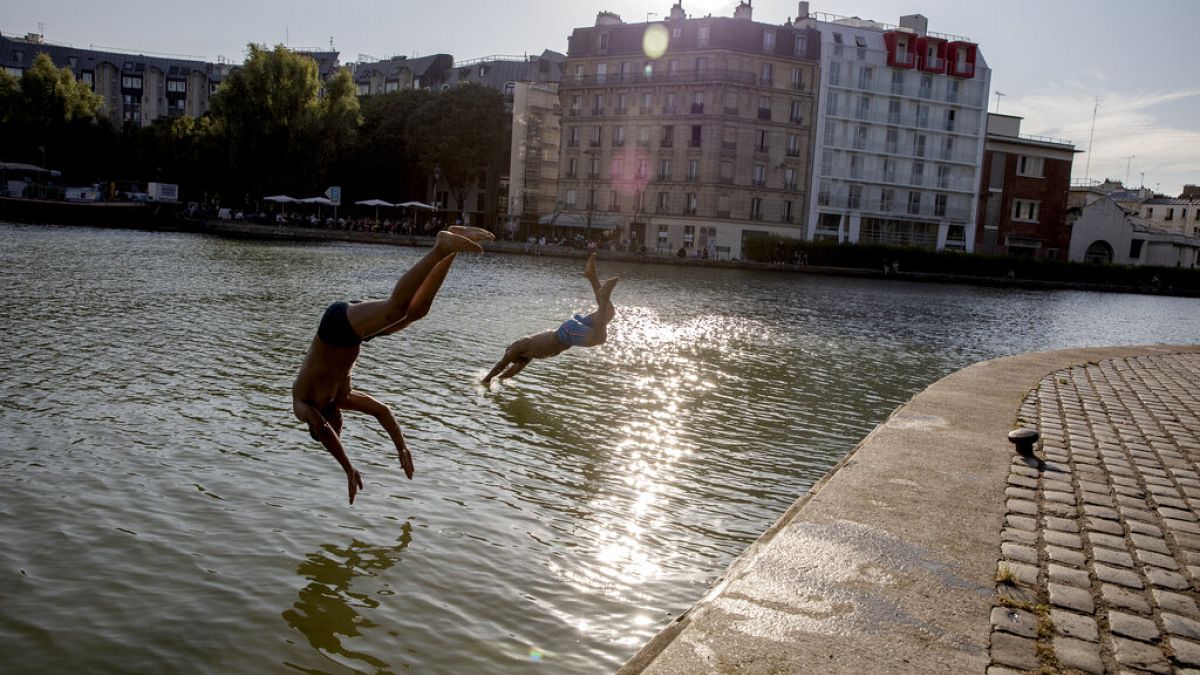 В Париже - купаться!