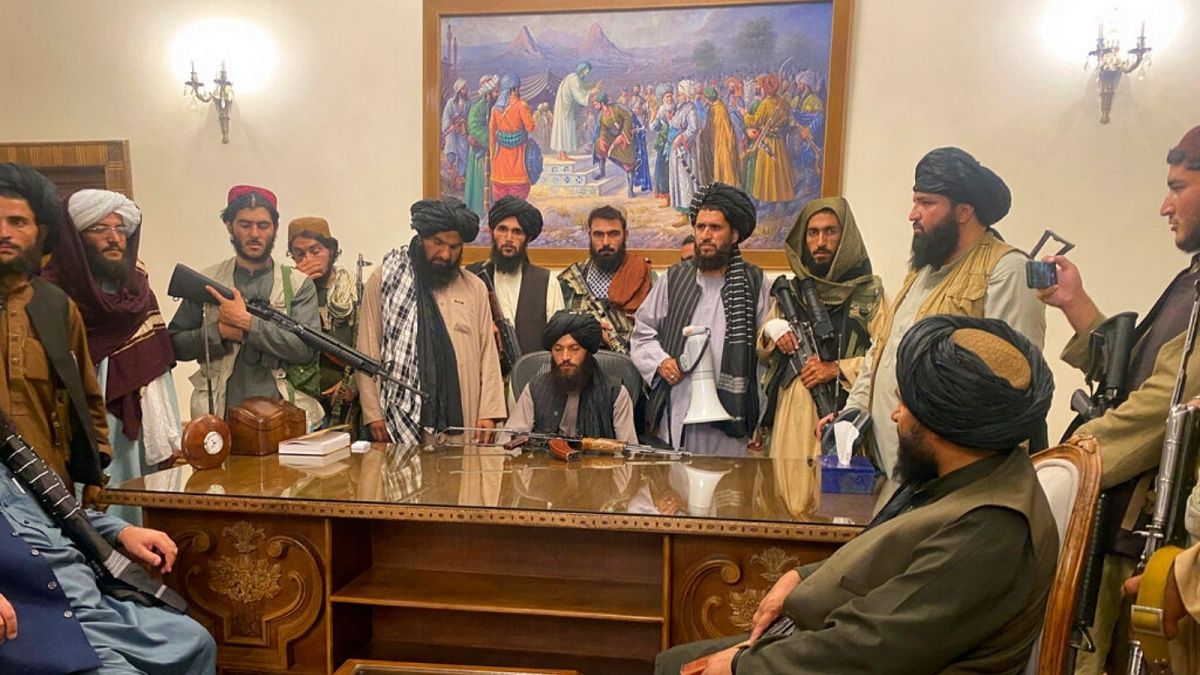 جنگجویان گروه طالبان در ارگ ریاست‌جمهوری افغانستان