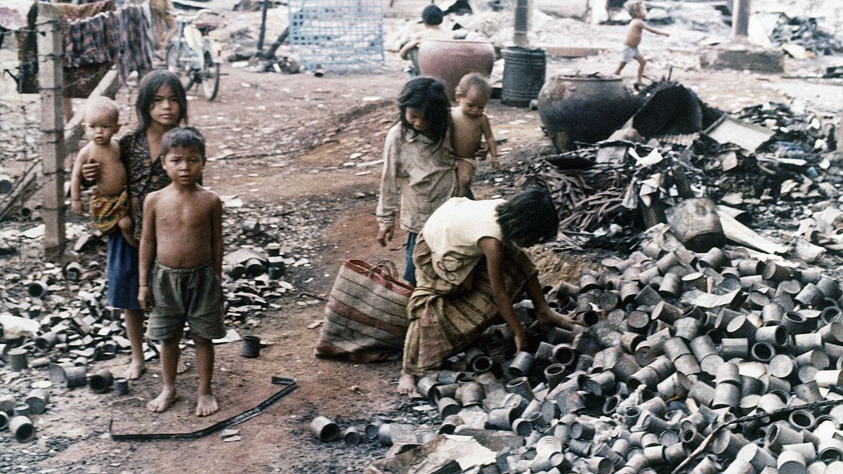 Архивное фото. Дети на развалинах дома после нападения "Красных кхмеров"